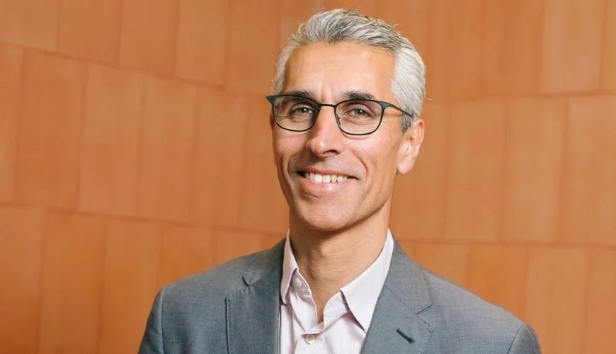 Alumnus Hugh de Krester appointed Australian Human Rights Commission president. 